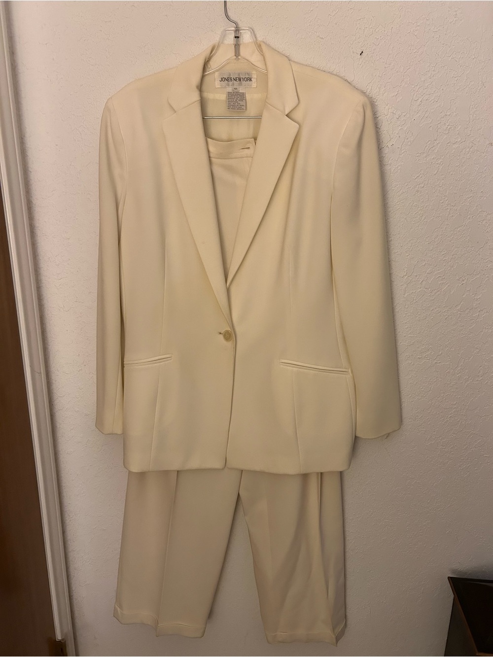 Jones New York Cream Women's Pant Suit. 12